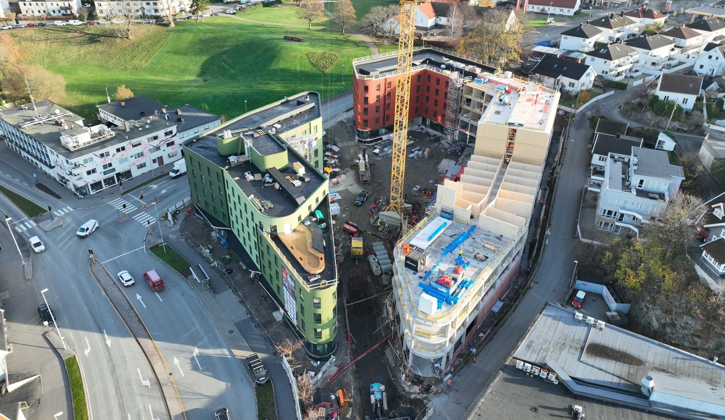 "Lund Torv prosjekt – bærekraftig bygg i massivtre i Kristiansand"
"Studentboliger og næringsarealer under bygging på Lund Torv"
"Innovativ sikring av byggegrop ved Lund Torv"