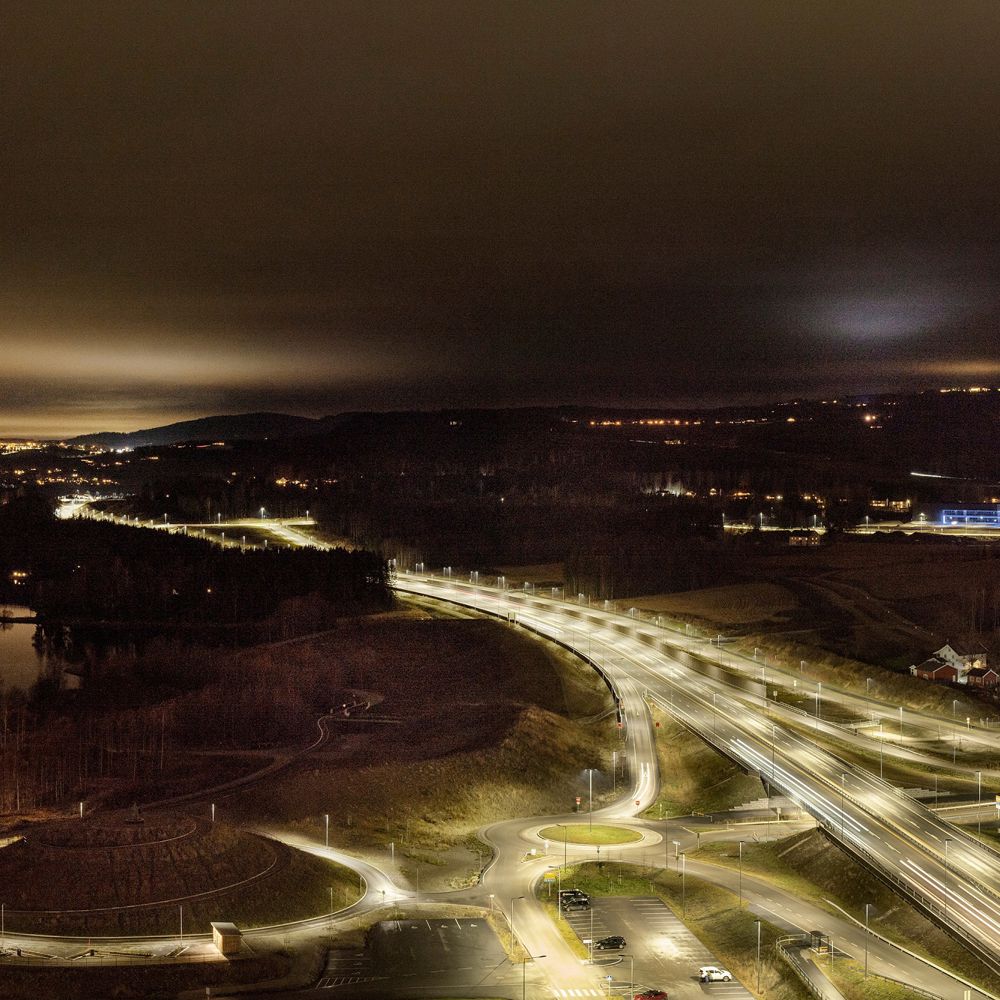 Utsikt fra Mjøstårnet mot Brumunddal. Nattbilde. Foto.